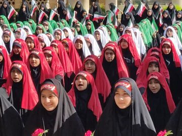طنین سرود دختران ایران در جوار آرامگاه لسانالغیب